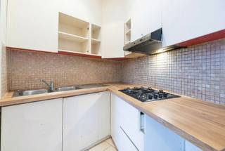 Gelegen in Jette, op een steenworp van Belgica, biedt dit appartement van ca. 78 m² een aangename woonomgeving waar de charme van de wijk...