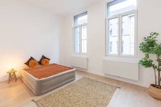 Welkom in deze instapklare en volledig gerenoveerde woning gelegen in een rustige straat! Hier hoef je enkel nog je koffers uit te pakken: dankzij de grondige en kwalitatieve renovatiewerken geniet je meteen van jarenlang zorgeloos wooncomfort. Deze woning werd op verschillende vlakken toekomstgericht aangepakt. Zo werden niet alleen het dak, maar ook de voor- en achtergevel volledig geïsoleerd, wat resulteert in een energiezuinig karakter en een aangenaam binnenklimaat het hele jaar door. Bovendien werd de elektrische installatie volledig conform gemaakt en zijn alle ramen vernieuwd.<br /><br />Bij het betreden van de woning kom je in een brede inkomhal met een stijlvolle witte trap. Via een glazen schuifdeur bereik je de gezellige woonruimte, die naadloos overloopt in de open keuken. Dankzij een grote dakkoepel geniet je hier de hele dag door van overvloedige natuurlijke lichtinval.<br />Op het eerste verdiep bevindt zich een ruime badkamer en één comfortabele slaapkamer. Een verdieping hoger vind je nog twee extra slaapkamers, ideaal voor kinderen, een hobbyruimte of een thuiskantoor.<br /><br />De woning is gelegen in een rustige straat met om de hoek tal van horecazaken en buurtwinkels. Zin om te wandelen, sporten of ontspannen? Park Spoor Noord ligt op wandelafstand! Bovendien wordt de toekomstige Stuivenbergsite herontwikkeld tot een prachtige tuin: een tweede groene oase die de leefkwaliteit in de buurt nóg verder verhoogt.<br /><br />Kortom: dit is de perfecte thuis voor wie op zoek is naar een energiezuinige, instapklare en comfortabel gerenoveerde woning.<br /><br />(woongebied, vergunning, geen verkavelingsvergunning, voorkooprecht, geen rechterlijke herstelmaatregel of bestuurlijke maatregel opgelegd)<br /><br /><br /><br />