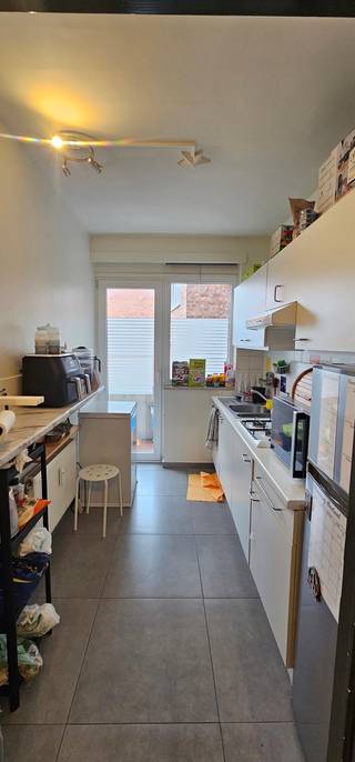 <div><strong>Te huur – Schitterend appartement met 1 slaapkamer in uitstekende staat.<br /><br /></strong><span></span></div>
<div>Gelegen op de 3de verdieping van een verzorgd gebouw met lift, zal dit mooie en lichtrijke appartement u bekoren door de uitstekende staat van onderhoud, de ideale ligging en het dagelijks comfort.<br /><br /><span></span></div>
<div>Het appartement bestaat uit een inkomhal, een aangename en lichte woonkamer van 30 m², een half-ingerichte keuken van 7 m², een apart toilet en een bergkast. Verder is er een grote slaapkamer van 15 m² en een volledig betegelde douchekamer met aansluiting voor een wasmachine en droogkast.<br /><br /><span></span></div>
<div>✔ PVC-ramen met dubbele beglazing<br />✔ Beveiligde deur (appartement + gebouw)<br />✔ Lift en elektriciteit conform<br />✔ Proper en goed onderhouden gebouw<br /><br /><span></span></div>
<div>Ideaal gelegen in de directe nabijheid van winkels, openbaar vervoer, scholen, parken en het station.<br /><br /><span></span></div>
<div>Provisie van lasten: € 200/maand (inclusief verwarming, warm en koud water, onderhoud en elektriciteit van de gemeenschappelijke delen, lift en brandverzekering van het gebouw).<br /><br /><span></span></div>
<div>Een comfortabel appartement, instapklaar, in een praktische en gezochte omgeving.<br /><br /><span></span></div>
<div>Contacteer ons voor meer informatie of om een bezoek af te spreken op 02/262.45.78 of via meise@weinvest.be</div>