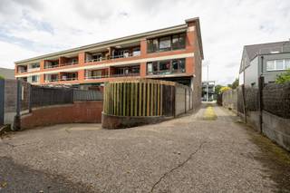Ruime ondergrondse garage (92m²) met diverse gebruiksmogelijkheden én gerenoveerd gelijkvloersappartement (97m²) met 2 slaapkamers, tuin...