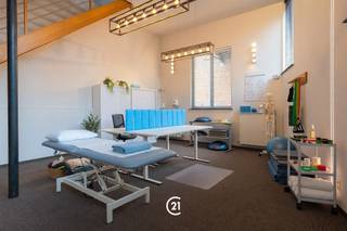 <p>A la recherche d'un espace de vie ou de travail unique et de caractère ? <br />Situé dans une ancienne brasserie reconvertie en lofts industriels en 2005, ce bien respire l'authenticité et le charme.</p><p>#Le loft dispose d'un espace de vie ouvert et lumineux, où les hauts plafonds et les grandes fenêtres créent un environnement de vie ou de travail agréable. De plus, le bien comprend une cuisine équipée, une salle de douche avec toilettes et une chambre à coucher. <br />Jusqu'à récemment, ce bien était utilisé comme bureau, démontrant que ce bien se prête parfaitement à un usage résidentiel et professionnel.<br />Grâce à son agencement bien pensé et à sa structure ouverte, ce loft offre de nombreuses possibilités.</p><p>Son emplacement à Remparden, à Audenarde, est un atout absolu. Ici, vous bénéficiez d'une accessibilité facile et vous êtes à une courte distance du centre avec des magasins, des restaurants, des écoles et des transports publics à portée de main.</p><p>Laissez-vous surprendre par l'espace et les possibilités de ce loft unique et découvrez le potentiel par vous-même lors d'une visite sur place.</p>