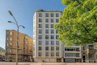 <p><span>ANTWERPEN - Stadspark - Van Eycklei 29:</span><span> Licht en stijlvol hoekappartement met uniek zicht over het Stadspark en met garagebox.</span></p><p><span> </span></p><p><span>BESCHRIJVING:</span></p><p><span> </span></p><p><span>Schitterend appartement op de 7° verdieping van een goed onderhouden gebouw.</span></p><p><span>Inkom via gepantserde deur. </span></p><p><span>Zeer lichtrijke leef- en eetruimte van ca 55 m</span><span><sup>2</sup></span><span> op mahonie parketvloer met een wijds panoramisch zicht over het Stadspark. </span></p><p><span>De keuken is zeer stijlvol en volledig uitgerust met een warme, authentieke uitstraling. Ze beschikt over talrijke ingemaakte kasten en een dubbele spoelbak in beschilderd Italiaans porselein. </span></p><p><span>Daarnaast is de keuken voorzien van de nodige toestellen, waaronder een inductiekookplaat met dampkap, ingebouwde vaatwasser, koelkast en diepvriezer van het kwaliteitsmerk Miele, en een ingebouwde stoomoven van Imperial. </span></p><p><span> </span></p><p><span>Apart gastentoilet met handwasser.</span></p><p><span> </span></p><p><span>Achteraan het appartement zijn er 2 slaapkamers van ca 33m² en 10m</span><span><sup>2</sup></span><span> op parket.</span></p><p><span>De masterbedroom grenst aan de luxe badkamer die beschikt over een jacuzzibad met waterontkalker, een dubbele lavabo met marmeren blad en een toilet. </span></p><p><span>Derde kamer (ca 10 m</span><span><sup>2</sup></span><span>) wordt momenteel benut als wasruimte.</span></p><p><span> </span></p><p><span>Aparte douchekamer met stoomdouche en lavabomeubel.</span></p><p><span> </span></p><p><span>Privatieve kelder inbegrepen.</span></p><p><span>Garagebox op het gelijkvloers met automatische poort mee aan te kopen aan 30.000 €.</span></p><p><span> </span></p><p><span> </span></p><p><span>BIJZONDERHEDEN:</span></p><p><span> </span></p><p><span>* Alarm aanwezig</span></p><p><span>* Lift in het gebouw</span></p><p><span>* Privatieve kelderberging</span></p><p><span>* Garagebox met automatische poort</span></p><p><span>* De vaste kosten bedragen ca. 360 €/maand (inclusief verwarming, water, onderhoud, lift, beheer, brandpolis,...). Er is een reservefonds aanwezig.</span></p><p><span> </span></p><p><span> </span></p>