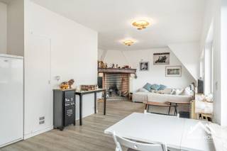 Dit mooie lichtrijke appartement is gelegen op de derde (bovenste) verdieping van het complex, en is te bereiken via zowel lift als trap. Je komt zo in een ruime inkomhal terecht, die je aan de straatkant tot in de leefruimte met open keuken brengt. De vele ramen bieden een mooi zicht op een stedelijke skyline, die ondanks de openheid toch ook genoeg privacy brengt. In de zithoek is er een charmante haard voorzien, ideaal om er in de koude winteravonden extra sfeer in te brengen. Achterin het pand zijn de twee ruime slaapkamers ondergebracht, met tussenin een bureel/hobbyruimte, allemaal uitgerust met airco's. De badkamer is voorzien van een riante inloopdouche, en ook de aansluitingen voor de wasmachine vinden we hier terug. Bij het pand hoort een eigen garage aan de straatkant. Het appartement is voorzien van driedubbele beglazing. Inschrijven via mail naar tommy@immo-home.be, geen telefonische inschrijvingen! Volg ons op Fb en Insta. Voor meer info: www.immo-home.be. GRATIS SCHATTING & GRATIS FINANCIEEL ADVIES