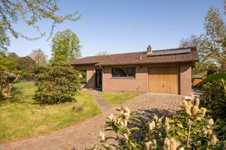 Deze laagbouwwoning is gelegen op een mooi perceel op een rustige en centrale locatie in Kalmthout.We betreden de woning in de inkom, met aansluitend...