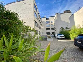 <p>Gelegen in het hart van Brussel, vlakbij het Sint-Katelijneplein en het kanaal, geniet deze kantoorruimte op het gelijkvloers van ongeveer 400 m² van een uitstekende centrale ligging in een sterk evoluerende buurt.</p>
<p>Het pand ligt achterin een binnengebied en biedt daardoor een bijzonder rustige werkomgeving — een zeldzame troef in deze centrale locatie. De ruimte geeft uit op een binnenkoer, wat zorgt voor veel natuurlijk licht en een aangename sfeer.</p>
<p>De indeling biedt ruime volumes en veel flexibiliteit, geschikt voor open space, aparte kantoren of een hybride opstelling.</p>
<p>Het pand bevindt zich in een levendige centrale buurt, op wandelafstand van talrijke restaurants, cafés, winkels en diensten. De nabijgelegen Dansaertwijk staat bekend om haar creatieve en dynamische karakter. Het openbaar vervoer is uitstekend bereikbaar, met het metrostation Sint-Katelijne en verschillende tram- en buslijnen, evenals een vlotte verbinding met de belangrijkste verkeersassen van Brussel.</p>
<p>Twee ondergrondse parkeerplaatsen zijn optioneel beschikbaar, met de mogelijkheid tot installatie van een laadpaal voor elektrische voertuigen.</p>