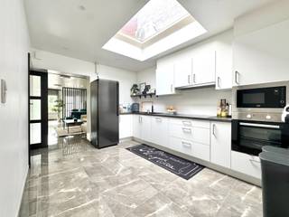 8793 SINT-ELOOIS-VIJVE, Gentseweg 647/ Gustaaf Mahieulaan - INSTAPKLARE WONING MET TUIN & GARAGE EN UITWEG - 3 SLAAPKAMERS<br />Gezinswoning op een comfortabel perceel van 265 m²; Gelegen op een goede locatie nabij alles wat men nodig heeft (winkels, openbaar vervoer,..) alsook topverbindingen naar E17 en overige; Indeling: inkom; Lichtrijke woonkamer met ruimte voor salon en eetplaats; Geïnstalleerde halfopen keuken met alle comfort: vaatwas, afzuigkap, oven, koelkast, microgolfoven, dubbele gootsteen met druipzone, kookplaat. Extra bergruimte onder de trap; Gang met twee lichtkoepels die leidt naar: Badkamer met inloopdouche en wastafel; Wasplaats en hoek met technische ruimte: condenserende ketel op aardgas, Apart toilet met handwasser; Rechtstreekse doorgang via achterdeur met glasraam richting de tuin; Overdekt terras met niveau, aangelegd in tegels; Gazon met achteraan een grote berging/ garage met uitweg via de Gustaaf Mahieulaan; Naast de keuken is een trap naar de bovenverdieping: nachthal, 2 ruime slaapkamers; Trap naar ingerichte zolderkamer met velux; Overal dubbele beglazing in kunststof met draaikipfunctie en koepels in dubbel glas; Boven achteraan, vliegenramen en automatische rolluik; Overal centrale verwarming op aardgas; EPC 226/ Label C; extra Unit airco/verwarming met warmtepomp in woonkamer; Dak geïsoleerd; Conforme elektrische installatie; Beschikbaar: bij akte na betaling; Info en bezoek: julie@elet.immo of 0479 635 685.