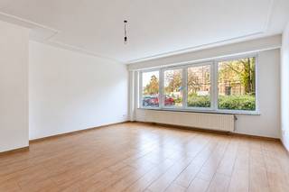 Bent u opzoek naar een 2 slaapkamer appartement op het gelijkvloers? Dan is dit precies wat u zoekt! Het appartement is gelegen op een centrale locatie nabij het centrum van Schoten! <br /><br />Indeling:<br />U komt binnen in de centraal gelegen inkomhal met apart toilet met handenwasser. Vooraan bevindt zich de ruime, lichtrijke woonkamer met de open, volledig geïnstalleerde keuken. De keuken omvat: een koelkast, diepvries, oven, microgolfoven, vaatwasser, dampkap, kookplaat en een spoelbak. <br /><br />Overigens is er nog de moderne badkamer met inloopdouche en dubbel lavabomeubel. Tevens bevinden zich hier ook de aansluitingen voor wasmachine en droogkast.<br /><br />Achteraan zijn er twee slaapkamers. De grootste slaapkamer heeft nog aansluitend een polyvalente ruimte die kan dienen als dressing.<br /><br />De gemeenschappelijke kosten bedragen €125/maand. Deze omvatten o.a. voorschot verwarming, onderhoud en minuterie gemeenschappelijke delen. <br /><br />Pluspunten:<br />-Ideale ligging: nabij openbaar vervoer, invalswegen, groen, …<br />-Gelijkvloers<br />-Beschikbaarheid: 01/01/2027