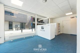 Voor meer info en foto’s, surf naar www.swevers.be – Op zoek naar een instapklaar handelspand op een centrale locatie in Halen? Aan de Koepoortstraat 9 vind je deze verzorgde commerciële ruimte van 104 m², gelegen op het gelijkvloers van een appartementsgebouw. Dankzij de praktische indeling is het pand geschikt voor onder meer een kantoor, praktijk of retailconcept.<br />Het handelspand werd gebouwd in 2013 en beschikt over een aangename wachtzaal met receptie, drie afzonderlijke bureaus/praktijkruimtes en een praktische berging of archiefruimte. Zo zijn ontvangst, werkplekken en opslag duidelijk van elkaar gescheiden en kan de ruimte efficiënt worden georganiseerd.<br />Een bijkomende troef is de rechtstreeks bereikbare kelderberging van 17,46 m², ideaal voor archief, voorraad of materiaal. Optioneel kan een garage naast de kelderberging worden aangekocht voor € 35.000. Ook technisch is het pand praktisch uitgerust met een alarmsysteem en mechanische ventilatie. De centrale ligging maakt het geheel extra interessant: openbaar vervoer, winkels, restaurants en ontspanning bevinden zich op slechts 50 meter. Scholen liggen op circa 350 meter en de snelwegen op 2,8 km. Een veelzijdige, instapklare commerciële ruimte met een doordachte indeling in het centrum van Halen. Voor meer informatie, bel 011 255 155. Bron bewoonbare oppervlakte: EPC – verslag.