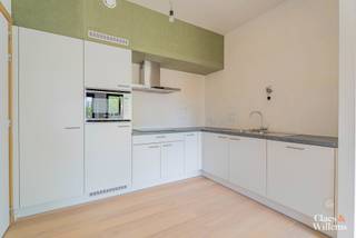 In dit praktisch ingedeelde appartement geniet u van een open en zeer lichtrijke leefruimte, dankzij de grote raampartijen die zorgen voor een aangename lichtinval doorheen de dag. De leefruimte sluit naadloos aan op de open keuken en biedt toegang tot een gezellig terras met zicht op de speeltuin en het omliggende groen – ideaal voor wie graag buiten leeft of kinderen heeft.
Het appartement beschikt over twee slaapkamers van respectievelijk 13 m² en 7 m². De ruime badkamer is voorzien van een douche, en in de inkomhal vindt u ingebouwde kasten die zorgen voor extra opbergruimte en een nette uitstraling.
Kortom, een comfortabel en energiezuinig appartement met doordachte indeling, perfect voor jonge gezinnen, koppels of wie gewoon net dat tikkeltje meer ruimte zoekt.