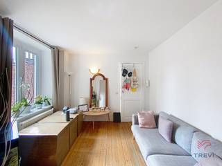 <strong>IXELLES – Op een steenworp afstand van het Flageyplein en de vijvers van Elsene, op een uitstekende locatie, vlak bij alle voorzieningen (openbaar vervoer, winkels, scholen/universiteiten, ...). Appartement met 1 slaapkamer van ±47 m² woonoppervlak, gelegen op de 4e verdieping van een klein gebouw (zonder lift). Het appartement is als volgt ingedeeld: woonkamer van ±18 m², ingerichte keuken, 1 slaapkamer van ±11 m², doucheruimte, apart toilet. EPC: G.</strong><br /><br />V<strong>oorzieningen en kosten: 80 €/maand (gemeenschappelijk).</strong><br /><br /><strong>Beschikbaar vanaf 01/07/2026.</strong><br /><br /><strong>Afmetingen ter indicatie. </strong><br /><br /><span>Op de 4e verdieping (zonder lift):</span><br /><br />Hal<br />Woonkamer van ± 18 m²<br />Aparte wc<br />Slaapkamer van ± 11 m²<br />Doucheruimte (douche, wastafel)<br />Ingerichte keuken (oven, gasfornuis, afzuigkap, koelkast)