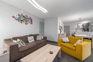 Te koop: instapklaar gelijkvloers appartement in het centrum van Lebbeke, op wandelafstand van scholen, openbaar vervoer en het treinstation.Dit...