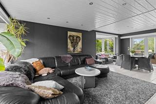 <p>Wie op zoek is naar ruimte, karakter en mogelijkheden, voelt zich hier meteen thuis. Deze alleenstaande villa op een perceel van 2.345 m² combineert een rustige ligging in Ruddervoorde met een verrassend groot woonvolume en tal van extra troeven.</p><p>De instapklare woning beschikt over 274 m² bewoonbare oppervlakte, 4 slaapkamers en 3 badkamers. Op het gelijkvloers geniet u van een lichtrijke woonkamer, eetkamer, keuken, veranda, bureau, badkamer, wasruimte en een bijzonder ruime leefruimte/atelier die perfect aansluit bij wie wonen en werken wil combineren. Ook hobbyisten of grote gezinnen vinden hier moeiteloos hun plek. Daarnaast is er nog een praktische kelder aanwezig.</p><p>Op de verdieping bevinden zich 3 ruime slaapkamers, een dressing/inloopkast en een badkamer. De tweede verdieping biedt nog een extra kamer en bureau, ideaal als thuiswerkplek, hobbyruimte of tienerkamer.</p><p>Buiten geniet u van een grote tuin met veel privacy, meerdere terrassen en ruime parkeermogelijkheden. De verschillende bijgebouwen creëren extra mogelijkheden: van gezellige mancave tot magazijn, atelier of opslagruimte voor werkmateriaal.</p><p>Technisch beschikt de woning over een asbestveilig attest en EPC-label D (339 kWh/m²jaar).</p><p>Een eigendom met charme, volume en vrijheid op een vlot bereikbare ligging tussen Brugge en Torhout.</p><p>Interesse?</p>