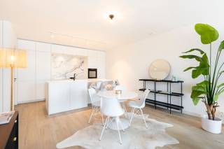 Ontdek dit luxueus afgewerkte nieuwbouwappartement waar hedendaags comfort en stijlvolle architectuur naadloos samenkomen.INDELING:Bij het betreden...