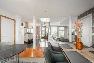 Op zoek naar veel oppervlakte, visibiliteit én een mooie buitenruimte? Dit veelzijdige woon- en handelshuis (voormalige beenhouwerij) op 500 m² biedt de ideale mix tussen wonen en werken, of leent zich perfect als investering. Zowel het woon- als handelsgedeelte hebben een eigen ingang en aparte meters!<br /><br />Troeven:<br />- Handelsgedeelte: Winkelruimte met achterliggend atelier, koelcellen en personeelsruimte. Ideaal voor winkel, vrij beroep of kantoor.<br />- Privégedeelte: Ruime duplex met grote leefruimte, 4 slaapkamers, 2 badkamers en extra berging.<br />- Tuin &amp; bereikbaarheid: Aangename, zuidgerichte tuin met handige uitweg achteraan en 2 garageboxen. Vlotte verbinding met invalswegen.<br /><br />Ontdek de vele mogelijkheden en plan snel jouw bezoek in!<br /><br />epc appartement: 204 kWh/(m²/jaar) - label c<br />epc bestemming horeca: label b<br />epc bestemming winkel: label c<br /><br />Bestuursmaatregelen in het maatregelenregister: nee