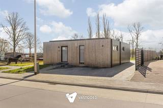 Heel knusse gelijkvloerse woning (104m²) met 3 slaapkamers en zuidgerichte tuin met uitzicht op groen te Budingen. Belangrijkste troeven:- Rustige...