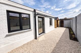 Op een ideale locatie in Eeklo bevindt zich deze volledig gerenoveerde en instapklare woning. Dankzij de totaalrenovatie geniet u hier van...