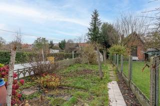 <strong>Te renoveren woning met 4-5 slpk's en tuin in Turnhout.</strong><br />EPC: F-label | 4-5 slaapkamers mogelijk | Diepe tuin<br /><br /><strong>Indeling: </strong><br />We betreden deze te renoveren woning via de inkomhal, dewelke toegang biedt tot de ruime woonkamer. Aansluitend op de woonkamer bevindt zich de keuken. Via de keuken bereikt men de badkamer en technische ruimte. Verder biedt het gelijkvloers nog een veranda met aansluiting voor wasmachine en droogkast. <br /><br />Op de eerste verdieping bevinden zich 3 volwaardige slaapkamers en een bureauruimte/dressing. Via een vaste trap bereiken we de zolderverdieping, die momenteel ingericht is als een ruime slaapkamer met een extra bergruimte. <br /><br />Als troef geniet deze woning van een diepe tuin waar je een gezellige plek van kan maken. <br /><br /><strong>Algemeen: </strong><br />- EPC: 762 kWh/m2jaar<br />- Plat dak vernieuwd in 2020<br />- Diepe tuin<br />- Vaste trap naar de zolder<br />- 5 slaapkamers mogelijk