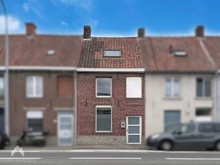 <p>Renovatieproject met potentieel en ruimte voor jouw eigen verhaal! Deze te renoveren woning biedt een mooie basis voor wie graag de handen uit de mouwen steekt en een woning volledig naar eigen smaak wil vernieuwen.</p>
<p>Op het gelijkvloers bevindt zich een leefruimte met plaats voor een gezellige zit- en eethoek, aansluitend op de open keuken. De badkamer is uitgerust met een bad en lavabo. Achteraan geniet je van een tuin met terras, ideaal om na de renovatie een fijne buitenplek van te maken.</p>
<p>Op de eerste verdieping bevinden zich twee ruime slaapkamers. Via een vaste trap bereik je de geïsoleerde zolderverdieping. Deze biedt heel wat extra mogelijkheden en kan mits de nodige inrichting perfect worden omgevormd tot bijvoorbeeld een extra slaapkamer, bureau of hobbyruimte.</p>
Een woning met een stevige basis, leuke mogelijkheden en vooral veel potentieel om uit te groeien tot een eigentijdse thuis!<br /><br />Extra troeven<br /><br />
<ul>
<li>dubbele belazing</li>
<li>ruime slaapkamers</li>
<li>zolder met extra potentieel</li>
<li>nabij centrum Roeselare en openbaar vervoer</li>
<li>nabij belangrijke invalswegen, winkels en scholen</li>
</ul>
<br />Deze woning is te koop ZONDER makelaar via het concept van Smart Houses. Wenst u verdere inlichtingen of een bezoek? Contacteer rechtstreeks de eigenaar via 0484/94.68.79