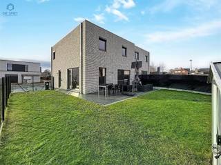 <h3><span>Instapklare, energiezuinige nieuwbouwwoning met 4 slaapkamers, tuin en terras</span></h3><p><span>In een rustige zijstraat van een recente en aangename woonwijk, op wandelafstand van het station van Appelterre, bevindt zich deze </span><span>moderne en instapklare nieuwbouwwoning (2020)</span><span>. Een ideale gezinswoning die comfort, ruimte en energiezuinig wonen perfect combineert.</span></p><p><span>Gelijkvloers</span><span><br />U wordt verwelkomd in een stijlvolle inkomhal met praktische inbouwkasten en een gastentoilet. De ruime en lichtrijke leefruimte sluit naadloos aan op de open, volledig uitgeruste keuken met aansluitende berging. Dankzij de grote raampartijen geniet u hier van een aangename lichtinval en een open gevoel.</span></p><p><span>Eerste verdieping</span><span><br />De nachthal geeft toegang tot </span><span>vier volwaardige slaapkamers </span><span>met inbouwkasten en een moderne badkamer, uitgerust met een ligbad, inloopdouche, lavabomeubel en toilet. Ideaal voor gezinnen of wie extra ruimte zoekt voor een bureau of hobbykamer.</span></p><p><span>Buitenruimte</span><span><br />Op het tuinniveau vindt u een </span><span>aangelegd terras en een onderhoudsvriendelijke tuin</span><span>, perfect om in alle rust te ontspannen of gezellig te genieten met familie en vrienden.</span></p><p><span>Troeven van deze woning</span></p><ul><li><span>EPC </span><span>label A+</span><span> uiterst energiezuinig</span></li><li><span>Verwarming via </span><span>warmtepomp met vloerverwarming</span></li><li><span>Zonnepanelen</span><span> aanwezig</span></li><li><span>Elektrische rolluiken</span></li><li><span>Regenwaterput van 5.000 liter</span></li><li><span>Rustige ligging in een nieuwe woonwijk</span></li><li><span>Vlotte bereikbaarheid en nabij openbaar vervoer</span></li></ul><p><span>Deze woning is volledig instapklaar en voldoet aan alle hedendaagse woonnormen.</span></p><p><span>Interesse?</span><span><br />Reageer via de advertentie voor meer informatie of een bezoek. Wij nemen graag zelf contact met u op om een afspraak in te plannen.</span></p>