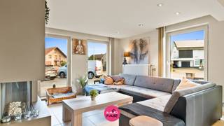 Deze ruime en energiezuinige woning is rustig gelegen in een gegeerde woonwijk in Rekem. Dankzij de centrale ligging bereik je vlot Maasmechelen, Maastricht en de E314. In de directe omgeving vind je alles wat je nodig hebt: scholen, een bakker, buurtwinkel, kinderopvang én een leuke speelweide, allemaal op wandelafstand.<br /><br /><br />De woning werd gebouwd op een perceel van 474 m² en werd de afgelopen jaren grondig gerenoveerd. Met een woonoppervlakte van ca. 200 m² biedt deze woning verrassend veel ruimte, comfort én een logische indeling.<br /><br /><br />De indeling gaat als volgt:<br /><br />Via de inkomhal met vestiairehoek en een open trap in marmer heb je toegang tot de verschillende leefruimtes.<br />Aan de inkomhal bevindt zich de eerste badkamer, uitgerust met een douche, toilet en lavabomeubel. Deze is praktisch gelegen, waardoor je niet door de volledige woning hoeft te gaan.<br /><br /><br />Verder kom je in de lichtrijke leefruimte van ca. 34 m², ingedeeld in een eetkamer en een zithoek met gezellige gashaard, perfect voor de koude winteravonden. De grote raampartijen zorgen voor een natuurlijke lichtinval.<br /><br />Aansluitend bevindt zich de leefkeuken van 15 m², uitgerust met inbouwapparatuur (vaatwasser, keramisch fornuis, oven en koelkast). Vanuit de keuken heb je een mooi zicht op het overdekte betegeld terras en de omheinde tuin. Tevens is er vanuit de keuken een rechtstreekse toegang naar de badkamer, ideaal voor gasten. <br /><br /><br />Op de eerste verdieping geeft de nachthal toegang tot drie slaapkamers van 14 m², 13m² en 19 m² (met inloopdressing).<br />De tweede badkamer die volledig betegeld is, is uitgerust met een dubbele lavabo, een douche en een toilet.<br /><br />De volledig geïsoleerde zolderverdieping is bereikbaar via een vaste trap en werd in 2018 volledig gerenoveerd.<br />Deze ruimte is ingericht in een master bedroom van ca. 20 m² en biedt daarnaast nog ruimte voor hobby’s of andere activiteiten. <br /><br />De woning is daarnaast ook volledig onderkelderd en biedt tal van praktische kelderruimtes voor opslag.<br /><br />Op zoek naar een ruime en energiezuinige gezinswoning op een geliefde locatie? Bel dan vandaag nog naar 089 390 990!