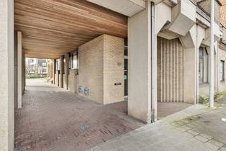 Bent u op zoek naar een zichtbare en strategische uitvalsbasis voor uw onderneming? Dit prachtig hoekkantoor aan het Gaston Roelandtsplein...