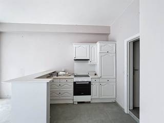 <h2><span>Ben jij op zoek naar een ruim </span><span>gelijkvloersappartement </span><span>op een </span><span>toplocatie </span><span>in Roeselare, vlakbij het bruisende centrum? </span></h2><h2><span>Dit appartement biedt veel potentieel;</span></h2><h2><span> </span></h2><h2><span>Het appartement is momenteel opgedeeld in twee (woon)gedeeltes, wat het mogelijk maakt om te wonen en werken te combineren, of om verschillende generaties samen te laten wonen. </span></h2><h2><span>Er zijn twee ruime woon- en slaapgedeeltes die garant staan voor privacy en comfort.</span></h2><h2><span>In beide gedeeltes van het appartement is een lichtrijke leefruimte, open keuken, badkamer en in totaal 3 toiletten.</span></h2><h2><span>Ook is er een handige wasruimte/berging.</span></h2><h2><span> </span></h2><h2><span>Extra's/comfort: </span></h2><h2><span>-  Rolluiken voorzien.</span></h2><h2><span>- 1 ruime garage. </span></h2><h2><span>- Centrale ligging: dit appartement ligt in het centrum van Roeselare met winkels, restaurants, scholen, en openbaar vervoer binnen handbereik</span></h2><p><span> </span></p><p><span> </span></p>