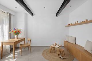 <p><strong>Volledig gerenoveerde stadswoning in Mechelen – stijlvol, centraal én instapklaar!<br /></strong><span>Welkom in een woning die alles biedt: </span><strong>comfort, ruimte en een uitstekende locatie</strong><span>. Deze renovatie uit 2022 combineert hedendaags wooncomfort met een moderne, praktische afwerking – op een steenworp van het Mechelse centrum.</span></p>
<p><strong>Richtprijs: €429.000</strong> | <strong>Beschikbaarheid vanaf akte<br /><br /></strong></p>
<strong>Licht, lucht &amp; leefruimte</strong><br />Stap binnen en voel het verschil: een lichte <strong>ruime inkomruimte</strong> die dienst kan doen als thuiskantoor, speelruimte of fietsenstalling, hoge plafonds, warme materialen en aangenaam daglicht via meerdere lichtkoepels. Geniet van een open leefruimte met een<strong> open keuken.</strong> <br /><br /><strong>3 slaapkamers &amp; praktische indeling</strong><br />Op de zolder wacht een echte eyecatcher: de master bedroom onder authentieke houten balken – een mix van charme en comfort. Samen met twee extra slaapkamers is dit dé <strong><strong>ideale gezinswoning.</strong></strong> De woning beschikt over een <strong>gelijkvloerse badkamer</strong> met moderne inloopdouche, een<strong> ruime bergruimte én twee aparte toiletten </strong>– wat het comfort naar een hoger niveau tilt.<br /><br /><strong>Stadstuin voor levensgenieters</strong><br />De <strong>onderhoudsvriendelijke koer</strong> van<strong> 52 m²</strong> is perfect voor zomerse BBQ’s, een aperitief in de zon of spelende kinderen. Klein in onderhoud, groots in gezelligheid.<br /><br /><strong>Mobiscore 9,4/10 – alles binnen handbereik</strong><br />Vlak bij de Vaart, op wandelafstand van station en centrum, én met vlotte aansluiting via de Tangent naar de E19. Rustig wonen met de stad aan je voeten.<br /><br /><strong>Vernieuwd en instapklaar</strong><br />Nieuwe leidingen, elektriciteit, badkamer en afwerking – alles werd grondig aangepakt. Voeg daar een gunstig <strong>EPC-label B</strong> aan toe en je weet: hier hoef je enkel nog je meubels te plaatsen.<br /><br /><strong>Klaar om te bezichtigen?</strong><br />Deze woning biedt een unieke kans in Mechelen. Neem vandaag nog contact met ons op en ontdek ter plaatse of dit jouw nieuwe thuis wordt.