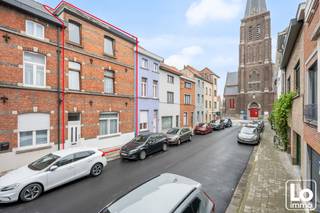 De woning omvat een inkomhal, een ruime leefruimte met aansluitend een volledig ingerichte keuken en een ruime stadskoer met berging. Op de tussenverdieping is er een een badkamer met ligbad, was meubel en een toilet. Op de eerste verdieping zijn er 3 ruime slaapkamers, op de tweede verdieping zijn er nog eens 3 slaapkamers. De woning beschikt eveneens over een ruime droge kelder. De woning is voorzien van alle comfort en wordt centraal verwarmd met aardgas. Er is eveneens een pellet kachel in de woonruimte/keuken. De ramen zijn deels vervaardigd uit pvc met dubbel glas (en elektrische rolluiken) en deels uit hout met dubbel glas. De totale oppervlakte van het terrein is 92m².<br /><strong>Er geldt GEEN renovatieplicht!</strong><br />Wil u deze op te frissen ruime woning in hartje Sint-Amandsberg bezoeken? Stuur een mail naar gunther@loimmo.be en wij nemen contact met u op!