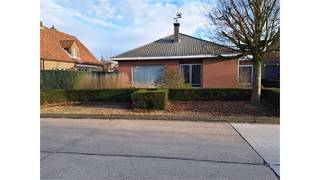 Een gelijkvloerse woning bestaande uit een inkomhal, ruime woonkamer, keuken, 2 slaapkamers, badkamer, wasplaats, inpandige garage, tuintje...