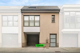 Dit charmante huis in de Smidsestraat biedt alles wat u zoekt voor comfortabel en gezellig wonen. Met drie ruime slaapkamers en een ruim terras...