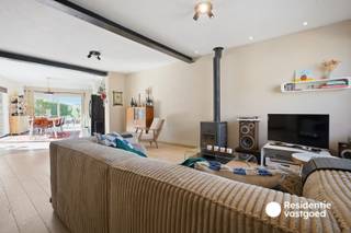 Smaakvol gerenoveerde woning met garage en zonnige tuin in hartje Keiem! <br /><br />In het centrum van Keiem bevindt zich deze volledig gerenoveerde woning, waar gezelligheid, comfort en een warme uitstraling perfect samenkomen. Dankzij de vele natuurlijke lichtinval en de smaakvolle inrichting voelt deze woning meteen aangenaam en huiselijk aan.<br /><br />Op het gelijkvloers geniet u van een gezellige leefruimte met veel licht en een warme sfeer. De woning werd met oog voor detail gerenoveerd en vormt een mooi, harmonieus geheel. Aansluitend biedt de zonnige tuin een heerlijke plek om in alle rust te ontspannen.<br /><br />Een absolute meerwaarde is de garage, aangevuld met een praktische zij-ingang en een wasruimte, waardoor de woning ook bijzonder functioneel is.<br /><br />Op de verdieping bevinden zich drie slaapkamers en een badkamer, waardoor deze woning perfect geschikt is voor wie op zoek is naar een instapklare gezinswoning.<br /><br />Bent u op zoek naar een gerenoveerde, gezellige woning met garage en zonnige tuin in het centrum van Keiem? Dan is deze woning beslist een bezoek waard.<br /><br />De vermelde prijs is een richtprijs. Elk bod wordt voorgelegd aan de eigenaar, die het recht behoudt dit te aanvaarden of te weigeren.<br /><br />Neem een voorsprong en vraag uw gratis, vrijblijvende waardebepaling aan via: www.residentievastgoed.be/gratisonlineschatten<br /><br />EPC: 272 kWh/m² | Ref.: DI00122