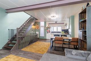 <p><span>Deze ruime bel-etage is gelegen in de Beerschotstraat op het Kiel, een centrale locatie met winkels, scholen, openbaar vervoer en andere dagelijkse voorzieningen in de nabije omgeving. Ook met de wagen geniet je van een vlotte verbinding richting het centrum en de omliggende gemeenten.</span></p><p><span>De woning beschikt over een bewoonbare oppervlakte van maar liefst 168 m² en combineert heel wat ruimte met enkele praktische troeven. Zo is er een inpandige garage, beschikt de woning over PVC-ramen met dubbele beglazing, centrale verwarming op gas en conforme elektriciteit. Met een EPC B zit het ook energetisch goed. Daarnaast is doorheen de woning een camerabeveiligingssysteem aanwezig en werd de badkamer reeds vernieuwd.</span></p><p><span>Op het gelijkvloers kom je binnen via de inkomhal met ingemaakte kasten en een apart gastentoilet. De inpandige garage van 22 m² beschikt over een elektrische poort. Achter de garage bevindt zich nog een multifunctionele ruimte van 6 m² en helemaal achteraan een praktische wasplaats/berging van 8 m².</span></p><p><span>De eerste verdieping vormt het hart van de woning. De open leefruimte en ingerichte keuken zijn samen goed voor maar liefst 45 m², waardoor er meer dan voldoende plaats is voor zowel een ruime zithoek als eethoek. De keuken sluit mooi aan bij de leefruimte en beschikt bovendien over een praktische ontbijthoek. Vanuit de woonkamer heb je toegang tot het west-gerichte en overdekte terras van 10 m²: een fijne extra buitenruimte.</span></p><p><span>Op de tweede verdieping bevinden zich twee slaapkamers van respectievelijk 9 m² en 16 m². De vernieuwde badkamer van 5 m² is uitgerust met een ligbad/douche, toilet en lavabomeubel. De ruime overloop met lichtkoepel zorgt hier bovendien voor extra ruimte en natuurlijke lichtinval.</span></p><p><span>Ben je op zoek naar een woning met een ruimtelijk en open gevoel? Kom deze bel-etage dan zeker ontdekken! </span></p><p><span>Bewoonbare opp. 168 m² ref.: bruto vloeropp. EPC. Voor meer info of een gratis schatting surf naar www.hansimmo.be</span></p><p><span> </span></p>