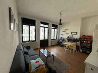 Zeer gunstig gelegen studio op toplocatie Antwerpen centrum De studio is werkelijk instapklaar en beschikt over leefruimte op plankenvloer met open...
