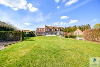 Klassevolle villa met handelsruimte, dubbele garage, grote tuin met zwembad, poolhouse en landelijk uitzicht op een perceel va 1.370 m². Rustig en landelijk gelegen, met een vlotte verbinding naar het commercieel centrum van Aalter en Bellem dorp.<br /><br />Deze ruime en perfect onderhouden villa is voorzien van alle comfort. De aparte handelsruimte en buitenparking zijn ideaal voor een kleine zelfstandige die aan huis wil werken. Ook de dubbele garage, buitenzwembad en poolhouse zijn absolute troeven.<br /><br /><strong>Gelijkvloers: </strong>Via de inkomhal met gastentoilet betreedt u de ruime lichtrijke leefruimte met zit- en eetplaats. De leefruimte ademt licht en is voorzien van een mooie eiken parketvloer en is uitgerust met een design gashaard, beamer en projectiescherm, geluidsinstallatie en domoticasysteem.<br />De volledig ingerichte keuken met marmer kook-en ziteiland geeft uit op de leefveranda, waar het aangenaam vertoeven is met zicht op het terras en de tuin met open zicht op de achterliggende landerijen. Naast de keuken is er een praktische bergplaats (o.a. extra frigo/diepvries) en een sanitaire ruimte met douche en wasmeubel. Vooraan is er een aparte ruimte met aansluiting voor de wasmachine en droogkast. Verder is er een grote dubbele garage met twee sectionale poorten.<br /><br /><strong>Handelsruimte: </strong>De woning beschikt over een aparte toegang tot de handelsruimte (momenteel ingericht als kapsalon), met een open ruimte met inbouwkasten en een extra gastentoilet met lavabo. Via de trap is er toegang tot een bijkomende kamer met wasmeubel en een aparte berging. Ook perfect bruikbaar als kantoor of extra privéruimte.<br /><br /><strong>Buitenruimte:</strong> De tuin is volledig aangelegd en beschikt over een mooi terras, stenen barbecue, buitenzwembad en een poolhouse met douche, wasmeubel, technische ruimte en berging (o.a. voor fietsen). De oprit is voorzien van veel parkeergelegenheid.<br /><br /><strong>Eerste verdieping: </strong>Op de eerste verdieping bevinden zich een nachthal, drie ruime slaapkamers (waarvan één momenteel ingericht als hobbyruimte/bureau met warm en koud water) en mogelijkheid tot vierde slaapkamer. Daarnaast is er nog een badkamer met ligbad en dubbele lavabo. Op de nachthal is er een afzonderlijk toilet met lavabo en ook nog een grote bergplaats met ingemaakte kasten (ook bruikbaar als kinderkamer).<br />Via een zoldertrap bereikt u de geïsoleerde zolder, ideaal voor stockage.<br /><br /><strong>Technisch &amp; comfort:</strong><br />- Centrale verwarming op aardgas (condenserende ketel)<br />- Dubbel glas overal<br />- Airco op gelijkvloers en eerste verdieping<br />- Elektrische installatie conform AREI<br />- Afzonderlijke tellers voor de woning &amp; handelsruimte<br />- Alarm aanwezig<br />- EPC: 202 kWh/m² - (UC3427218)<br /><br /><br />Contacteer PERSPECTIEF VASTGOED – 7 op 7 bereikbaar – voor meer informatie of een bezoek.<br />Bel 050/550.750 of mail naar info@perspectiefvastgoed.be.<br /> 