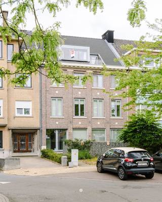 <p><span>In a quiet location near the City Park and within walking distance of the center of Sint-Niklaas, this well-kept rooftop apartment with two sunny terraces and a pleasant open view is located. Thanks to the combination of tranquility, light and central accessibility, this is an ideal place to live for those who want comfortable and carefree living. </span></p><p><span> </span></p><p><span>The main assets of the apartment are: </span></p><p><span>- Located in a completely renovated building (2012)</span></p><p><span>- Located on the third and highest floor (with elevator)</span></p><p><span>- 2 terraces with an open and green view </span></p><p><span>- Logical layout</span></p><p><span>The layout of the apartment is as follows:</span></p><p><span>Entrance hall with guest toilet, practical storage room and a bright living space with open kitchen opening onto the terraces (12 m²). Furthermore, the apartment has a bedroom with adjacent bathroom with sink and shower, as well as an extra office or guest room. On the outside terrace there is also a large additional storage room.</span></p><p><span>The building has a communal bike shed, garbage storage and parking, which further enhances daily comfort.</span></p><p><span>Interested in this bright rooftop apartment in a prime location in Sint-Niklaas? Contact Axel Lenaerts estate agents for more information or a site visit.</span></p>