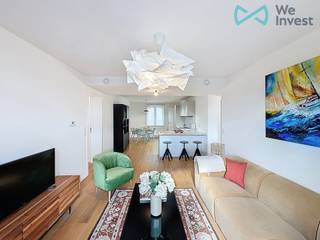 <p><em><strong>TE KOOP</strong></em> – In het hart van het prestigieuze project "Utopia By Godin", ontstaan uit de volledige renovatie van een iconisch gebouw in Brussel, ontdekt u dit prachtige gerenoveerde appartement met 3 slaapkamers (gerenoveerd in 2020).</p>
<p>Met een royale oppervlakte van ongeveer 130 m² is het pand als volgt ingedeeld: een ruime inkomhal die leidt naar een grote en lichtrijke leefruimte, bestaande uit een ruime woonkamer, een eetkamer en een volledig uitgeruste open keuken. Het appartement beschikt over 3 comfortabele slaapkamers (17, 13 en 12 m²), evenals twee moderne badkamers (douche en bad), een wasruimte en een apart toilet.</p>
<p>Comfort: Privatieve kelder; EPC C (106 kWh/m².jaar); dubbele ventilatie (VMC); houten ramen met dubbele beglazing; parketvloer; collectieve gasverwarming.</p>
<p>Prijs: vanaf € 395.000</p>
<p>Contacteer ons nu op 02 355 42 20 | 0494 28 38 88 (Taylor) en via e-mail op tubize@weinvest.be</p>