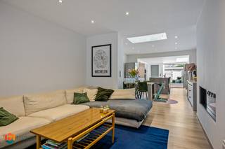 Op een toplocatie in Mechelen bevindt zich deze recent gerenoveerde en instapklare woning met drie slaapkamers en een gezellige stadstuin...