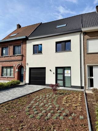 Op een uitstekende ligging, op een boogscheut van het centrum en met een vlotte verbinding naar de E17, bevindt zich deze volledig gerenoveerde...