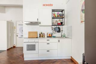 Op zoek naar een gezellige woonplek in het bruisende centrum van Leuven? Deze charmante studio aan de Mechelsestraat 60 biedt alles wat je nodig hebt op een toplocatie. De studio bevindt zich op wandelafstand van winkels, gezellige cafés, restaurants en het openbaar vervoer. Dankzij de centrale ligging geniet je van het stadsleven, terwijl je toch kan rekenen op een aangename en rustige woonomgeving. De studio beschikt over een lichtrijke leefruimte met open kitchenette en een aparte badkamer met douche, lavabo en toilet. De centrale ligging in het historische centrum en de goede verbinding met openbaar vervoer maakt dit een ideale woning voor een student of jonge starter. De huurprijs bedraagt 800 exclusief een maandelijkse kost van 90 euro voor de poets van de gemeenschappelijke delen, water, elektriciteit en verwarming. Interesse? Neem gerust contact op voor meer informatie via info@homies.be.