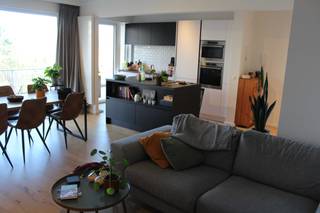 Dit instapklare totaal gerenoveerde appartement met zeer gunstig EPC attest bevindt zich op de 5de verdieping, Fruithoflaan 114 2600 Berchem. Door de grote ramen heeft men veel lichtinval en een prachtig zicht op het aangelegde park. Het betreft een topligging in de nabijheid van verbindingswegen, openbaar vervoer (o.a. treinstation Berchem op 1 km), winkels, banken, supermarkten, scholen, velo station, fiets-o-strade, sportclubs. De ruime living met zit- en eethoek sluit aan op de moderne keuken, voorzien van kwaliteitsvolle toestellen. Via de nachthal bereikt men het aparte toilet, badkamer met inloopdouche en masterbedroom. Naast de ruime slaapkamer (15m²) bevindt zich nog een 2de kamer (7m²), in te richten als bureau of kinderkamer. In de nachthal bevinden zich ook de ingemaakte kasten waarvan één voorzien is voor aansluiting van wasmachine en droogkast. Het terras van 15m² over gans de lengte van het appartement met zicht op het park is Z-W georiënteerd en heeft elektrisch bediende zonneluifels. Er bevinden zich gratis parkeerplaatsen aan het gebouw. De ondergrondse parkeergarage kan optioneel aangekocht worden aan 24.500,00 euro. In de kelder vindt je verder nog de privatieve berging (inbegrepen) en ook de gemeenschappelijke fietsberging.<br />Maandelijkse kosten 236,00 euro (naast de standaard gemeenschappelijke kosten zijn verwarming en verbruik warm/koud water hier ook inbegrepen).<br />Virtuele tour kan apart doorgestuurd worden via wetransfer indien gewenst.<br />