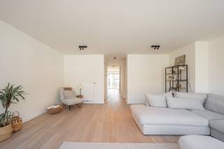 Uitzonderlijk ruime triplex met 4 slaapkamers gelegen in het centrum van Knokke. Het appartement geniet van een oppervlakte van 199m². Het triplex appartement is gelegen in een zijstraat van de Lippenslaan en Piers De Raveschootlaan. Op wandelafstand van de Zeedijk en Van Bunnenplein. Het appartement is gelegen op een derde, vierde en vijfde verdieping. <br />Indeling van het appartement: nachthal met apart toilet en vestiaire, uitzonderlijk brede living met toegang tot terras vooraan, berging met aansluiting voor wasmachine, open keuken met eetplaats en toegang tot het zonnige terras achteraan, op de vierde verdieping 3 volwaardige slaapkamers met inbouwkasten kasten, de masterbedroom heeft een aansluitende badkamer met bad, douche en dubbele lavabo, afzonderlijke tweede badkamer met douchekamer, vijfde verdieping: ruime polyvalente ruimte met ingemaakte kasten, mogelijk voor 4 de slaapkamer + bureau te creëren. Het appartement is uiterst zuinig en heeft een A-label. Er zijn zonnepanelen aanwezig in het gebouw. <br />Betreft een zeer kleinschalige residentie. Er is geen syndic dus zeer lage kosten. <br />Er is een kelderberging aanwezig in het gebouw. <br />Mocht dit triplex appartement uw interesse opwekken, aarzel dan niet om contact op te nemen. Bezoek enkel op afspraak maar sterk aanbevolen. <br />Ref: A1101