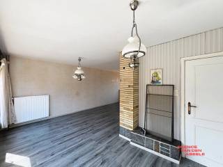 Deze ruime bel-etage woning, gebouwd in 1961, is gelegen op een gewilde locatie in Assebroek, nabij winkels en scholen in Sint-Kruis. Met een bewoonbare oppervlakte van 154 m² en een perceel van 201 m² biedt deze woning volop comfort en ruimte voor een gezin. De woning beschikt over een grote living van 35 m² en een afzonderlijke keuken met toegang tot een terras.<br /><br />De woning telt drie slaapkamers en een op te frissen badkamer. Verder is er een zolder aanwezig die extra bergruimte biedt. Het dak is geïsoleerd en de verwarming gebeurt via een moderne condensatieketel op gas, wat zorgt voor een energiezuinige leefruimte.<br /><br />De grote, diepe tuin is west gericht en geniet van veel zonlicht, waardoor het een fijne plek is om te ontspannen. Daarnaast beschikt het pand over een ruime inpandige garage en een extra garage achteraan, geschikt voor een tweede auto of als opslagruimte. <br /><br />De gunstige ligging en goede  epc score ( label C ) zal u ongetwijfeld bekoren.<br /><br />Voor bezoek : bel 050/333976 -0476/270379 (buiten kantooruren )