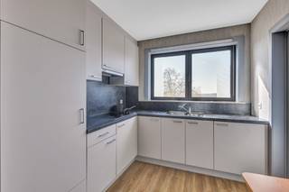<p>Voor meer info of een bezoek, bel 053 59 49 32 - Op het dorp<strong> </strong>van Moorsel bevindt zich dit <strong>appartement met twee slaapkamers op de tweede verdieping. </strong>Bij het binnentreden van het appartement hebben we een ruime inkomhal, die toegang geeft tot de<strong> lichtrijke leefruimte</strong>. Vanuit deze leefruimte kunnen we een <strong>aangenaam terras betreden achteraan het gebouw</strong>, wat extra rust meebrengt. <strong>De keuken is volledig vernieuwd </strong>en geeft toegang tot een ruime berging. Verder zijn er <strong>twee slaapkamers</strong>. <strong>De volledig vernieuwde badkamer</strong> is voorzien met een inloopdouche en een lavabo. Daarnaast beschikt het appartement over een apart toilet. Het dak van het appartementsgebouw werd eind 2025 volledig vernieuwd. Ook de dakramen is dit appartement zijn volledig nieuw. <strong>Achteraan het gebouw zijn staanplaatsen voorzien, die optioneel kunnen aangekocht worden voor 5000 euro</strong>. Tevens is er gemeenschappelijke kelder die kan gebruikt worden door alle eigenaren. <strong>EPC-label D (geen renovatieverplichting)</strong> - Gelegen te Moorsel (Aalst)</p>
