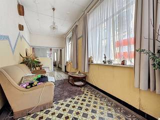 TE RENOVEREN HOEKWONING IN HET HISTORISCH STADSCENTRUM VAN IEPER DE WONING BESCHIKT NOG OVER HEEL WAT AUTHENTIEKE ELEMENTEN OP HET GELIJKVLOERS...