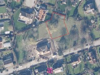 Uniek gelegen lot bouwgrond ( 1.265 m² ) voor het bouwen van een alleenstaande villa en dit gelegen in een rustige en residentiële villawijk te Knokke-Heist. Bereikbaar via een gemeenschappelijke oprijlaan.<br />Totale grondoppervlakte: 1.265 m² waarvan 58 m² oprijlaan. Voor verdere inlichtingen bel 0479 22 68 72