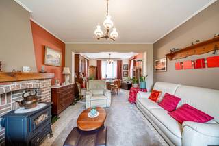 In een rustige woonomgeving en bijzonder gewaardeerd, verleidt dit aangename huis van 4 gevels villa type door zijn goed onderhoud en aangename tuin.<br /><br />De begane grond komt uit op een inkomhal met apart toilet. De woonkamer van 31 m 2, versierd met een open haard, biedt een comfortabele en lichte leefruimte. De aparte, volledig uitgeruste keuken maakt deze leefruimte compleet.<br /><br />De garage heeft een gemotoriseerde deur en communiceert met de stookruimte en met een ruimte die kan worden omgebouwd tot wasruimte.<br /><br />Boven heeft de nachthal drie slaapkamers van 14 m 2, 13 m2 en 13 m 2, evenals een badkamer met een ligbad en een douche.<br /><br />Buiten geniet u van een gezellige tuin met bomen, die een groen en vredig aanbod biedt.<br /><br />Het huis is uitgerust met centrale verwarming op olie, PVC en houten dubbele beglazing en een gezonde kelder.<br /><br />Het profiteert van een bevoorrechte locatie nabij de Froyennes-watermolen, winkels en voorzieningen, evenals de snelwegstijging, waardoor de hoofdwegen gemakkelijk toegankelijk zijn.<br /><br />Een aangenaam en goed onderhouden pand, ideaal voor diegenen die op zoek zijn naar de rust van een woonwijk en toch dicht bij voorzieningen blijven.