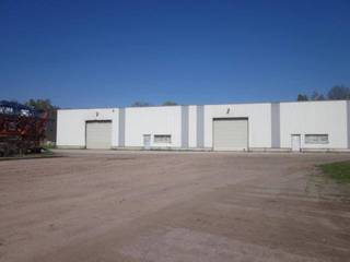 - 1.000m² magazijn<br />- 1 grote sectionaalpoort<br />- ca. 5,0m vrije hoogte onder dak<br />- daglichtstraten<br />- staalstructuur<br />- polybetonvloer