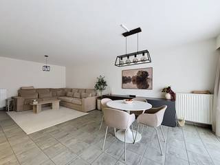 Ben je op zoek naar een appartement met twee slaapkamers, een terras en een interessante ligging?<br />Kom dan hier zeker eens een kijkje nemen.<br /><br />Het appartement is gelegen op de eerste verdieping, te bereiken via trap.<br />Je komt binnen via de inkomhal, die toegang geeft tot de leefruimte. Dankzij het schuifraam geniet je vanuit de leefruimte van een rechtstreekse verbinding met het terras.<br />Vooraan bevindt zich de afzonderlijke keuken, voorzien van alle comfort en voldoende opbergruimte. <br />Achteraan bevinden zich <strong>twee ruime slaapkamers</strong>. Vanuit de grootste slaapkamer heb je rechtstreeks toegang tot het terras.<br />Verder beschikt het appartement over een <strong>aparte berging</strong> met aansluiting voor de wasmachine.<br />De badkamer is voorzien van een ligbad en een lavabomeubel met dubbele wastafel.<br /><br />Bron bewoonbare oppervlakte : EPC - certificaat<br />Aluminium ramen met dubbel glas en centrale verwarming op gas.<br /><br />Een praktisch ingedeeld appartement met twee ruime slaapkamers en terras.<br />Tevens interessant als investering.<br />Kom snel dit toppertje bekijken! Bel ons op 03/775.78.79.<br />Ben je ook van plan jouw eigendom te verkopen? Maak een afspraak voor een gratis schatting, wij maken er samen een succesverhaal van.