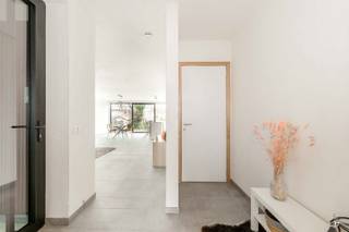 Maak uw bezoek aan ons nog eenvoudiger! Vul alstublieft vooraf de huurdersfiche in en stuur deze naar delphine@vastgoeddemeyer.be. Wij nemen daarna contact met u op om een afspraak ter plaatse te plannen. U kunt de fiche vinden onder de downloads. Alvast bedankt!<br /><br />Deze moderne, ruime en energiezuinige gezinswoning bevindt zich te Meulebeke (Tielt) op wandelafstand van bakker, slager, winkels, school, openbaar vervoer, enz. De woning is onmiddellijk vrij.<br /><br />U komt binnen via de inkomhal met apart gastentoilet. Zeer handig is de berging (met ingewerkte deur aan de voorgevel) voor wasmachine/droogkast, maar tevens ook voor fietsen of dergelijke! <br />Eens de leefruimte binnengekomen (36 m²) met de grote raampartijen is er een lichtrijk, open en ruimtelijk gevoel. Aansluitend bevindt zich de open, volledig ingerichte keuken (10 m²). Deze is volledig uitgerust met inductiekookplaat, dampkap, combi-oven, koelkast met vriesvak en spoelbak.<br />Het verdiep omvat 3 volwaardige slaapkamers (13 m² | 12 m² | 12 m²) en een volledig afgewerkte badkamer met ligbad, douche, dubbele lavabo met meubel en toilet. Tot slot is er nog de praktische technische berging.<br /><br />De woning beschikt over een ruime tuin en is voorzien van een inpandige carport (22 m²) voor 1 wagen.<br /><br />PLUSPUNTEN:<br />* CENTRALE LIGGING<br />* RUIM<br />* INSTAPKLAAR<br />* ZONNEPANELEN (6200 WP)<br />* WARMTEPOMP | VLOERVERWARMING OP ELK VERDIEP <br />* ENERGIEZUINIG