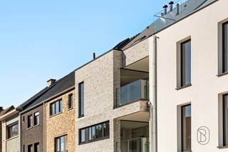 MODERN kwalitatief duplexappartement met terras en autostaanplaats, goedgelegen aan het station, en energiezuinig. Instapklaar.Indeling: hal, apart...